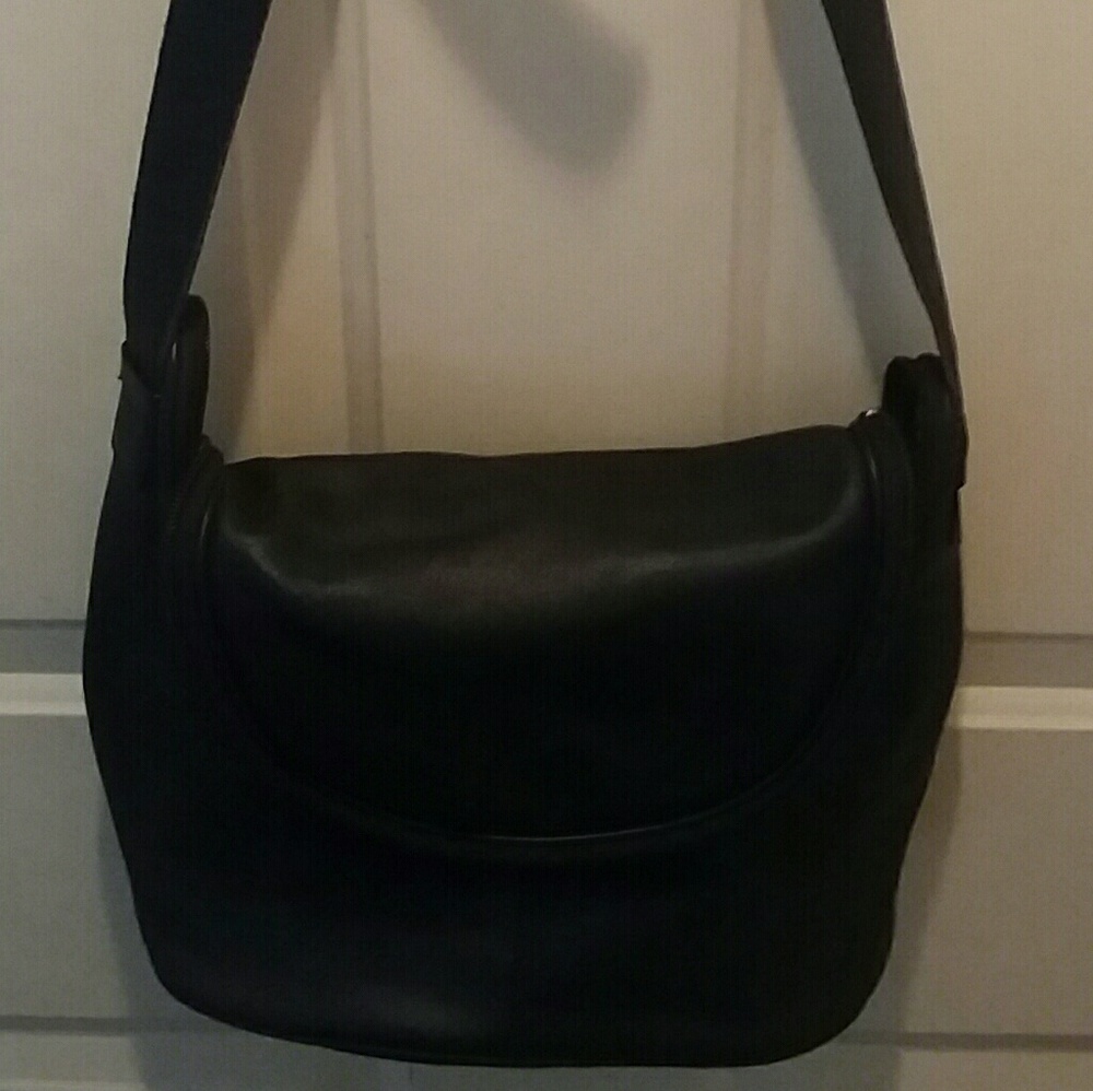 MAXX NEW YORK BLACK LEATHER SHOULDER BAG!